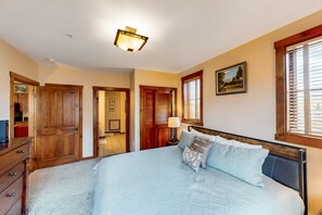 2 bedrooms, iron/ironing board, Internet, bed sheets