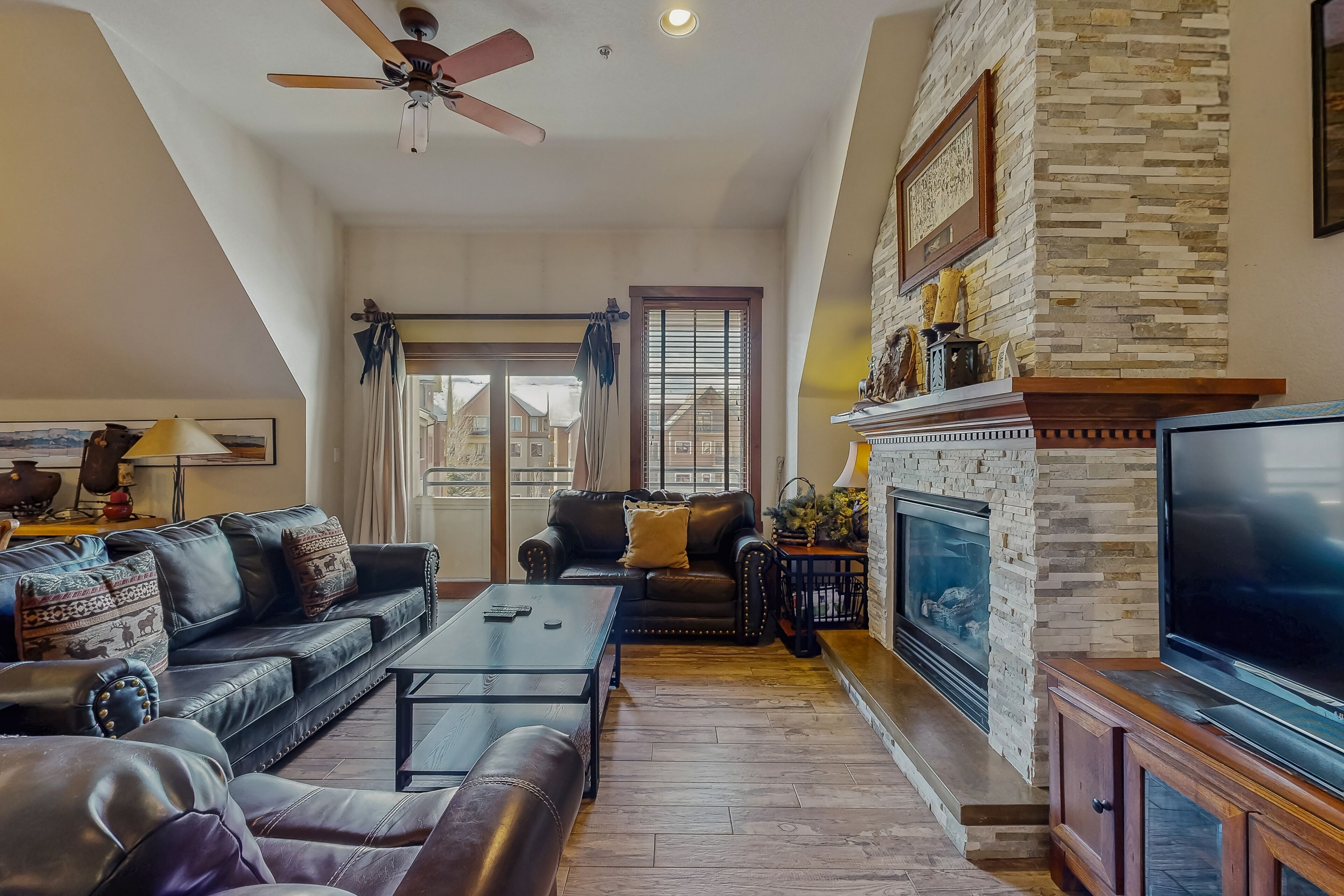 Televisión, chimenea y reproductor de DVD 