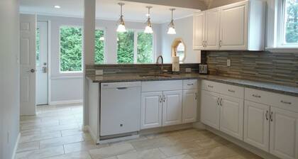 BEAUTIFUL GUEST HOUSE IN THE HEART OF WATKINS GLEN!