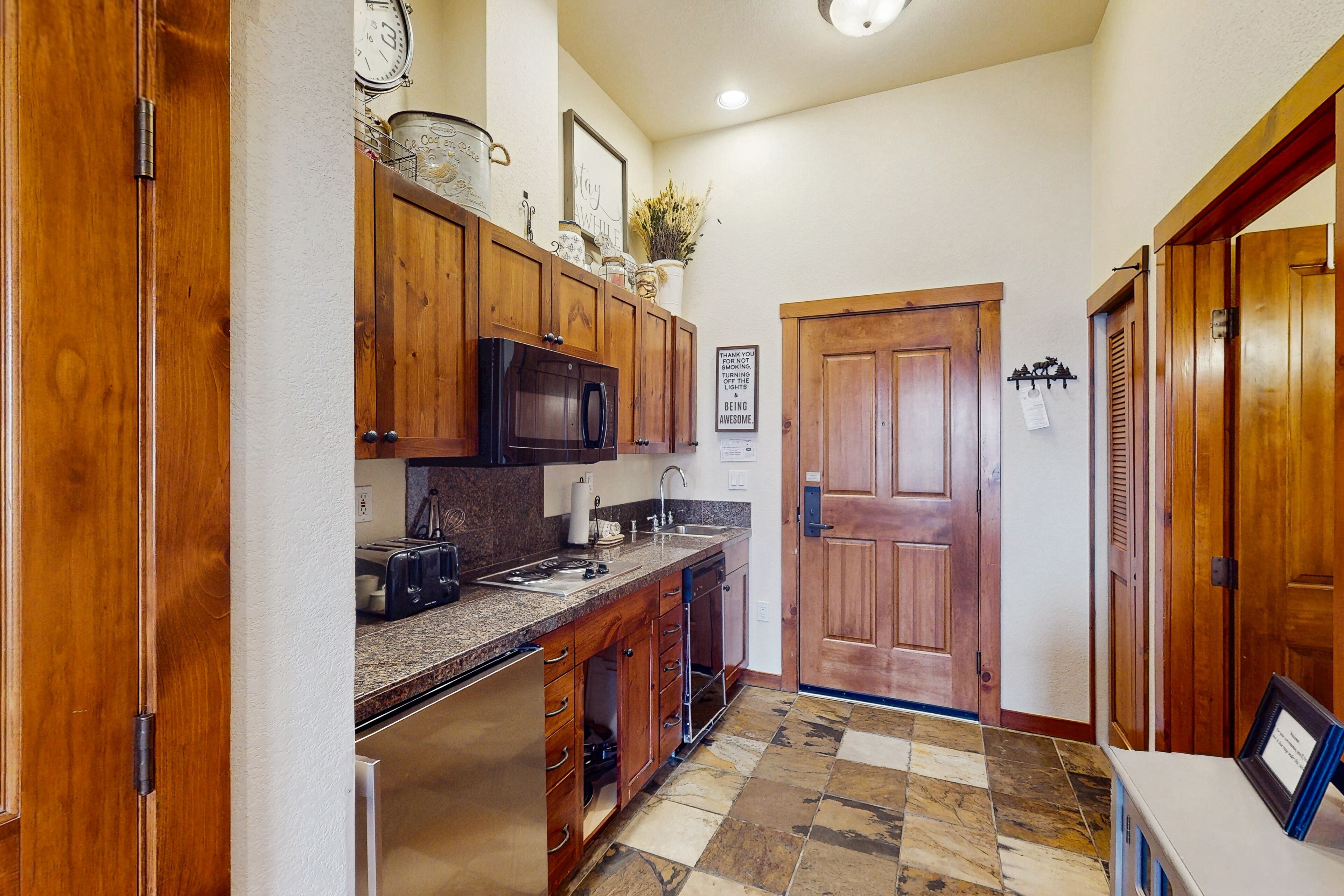 Microondas, horno, placa de cocina, lavavajillas