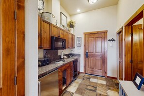 Microondas, horno, parrilla de estufa y lavavajillas