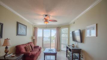 شقة - عدة أسرّة - بمسبح خاص - منظر للشاطئ | غرفة المعيشة | تلفزيون بحجم 42-بوصة يعرض قنوات تلفزيونية باشتراك مدفوع