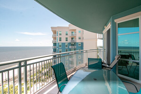 Appart'hôtel, plusieurs lits, piscine privée, vue plage | Balcon