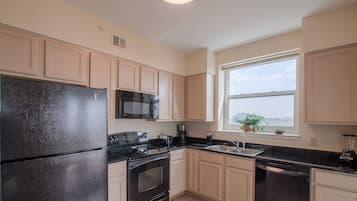 Apartment, Mehrere Betten, eigener Pool, Strandblick | Eigene Küche | Kühlschrank, Mikrowelle, Herdplatte, Geschirrspüler