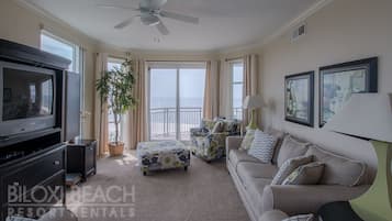 Apartment, Mehrere Betten, eigener Pool, Strandblick | Wohnzimmer | 42-Zoll-Fernseher mit Kabelempfang