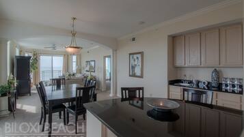 Condo, varias camas, alberca privada, vista a la playa | Cocina privada | Refrigerador, microondas, parrilla de estufa y lavavajillas