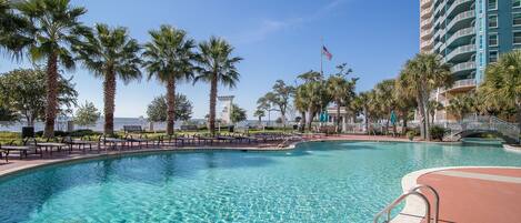 Kolam renang indoor dan kolam renang outdoor