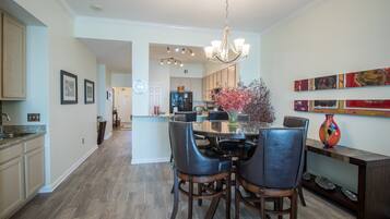 Kondominium, Beberapa Tempat Tidur, kolam renang pribadi, pemandangan pantai | Dapur pribadi | Lemari es, microwave, kompor, dan mesin pencuci piring