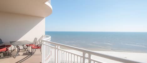 Condo, varias camas, alberca privada, vista a la playa | Balcón