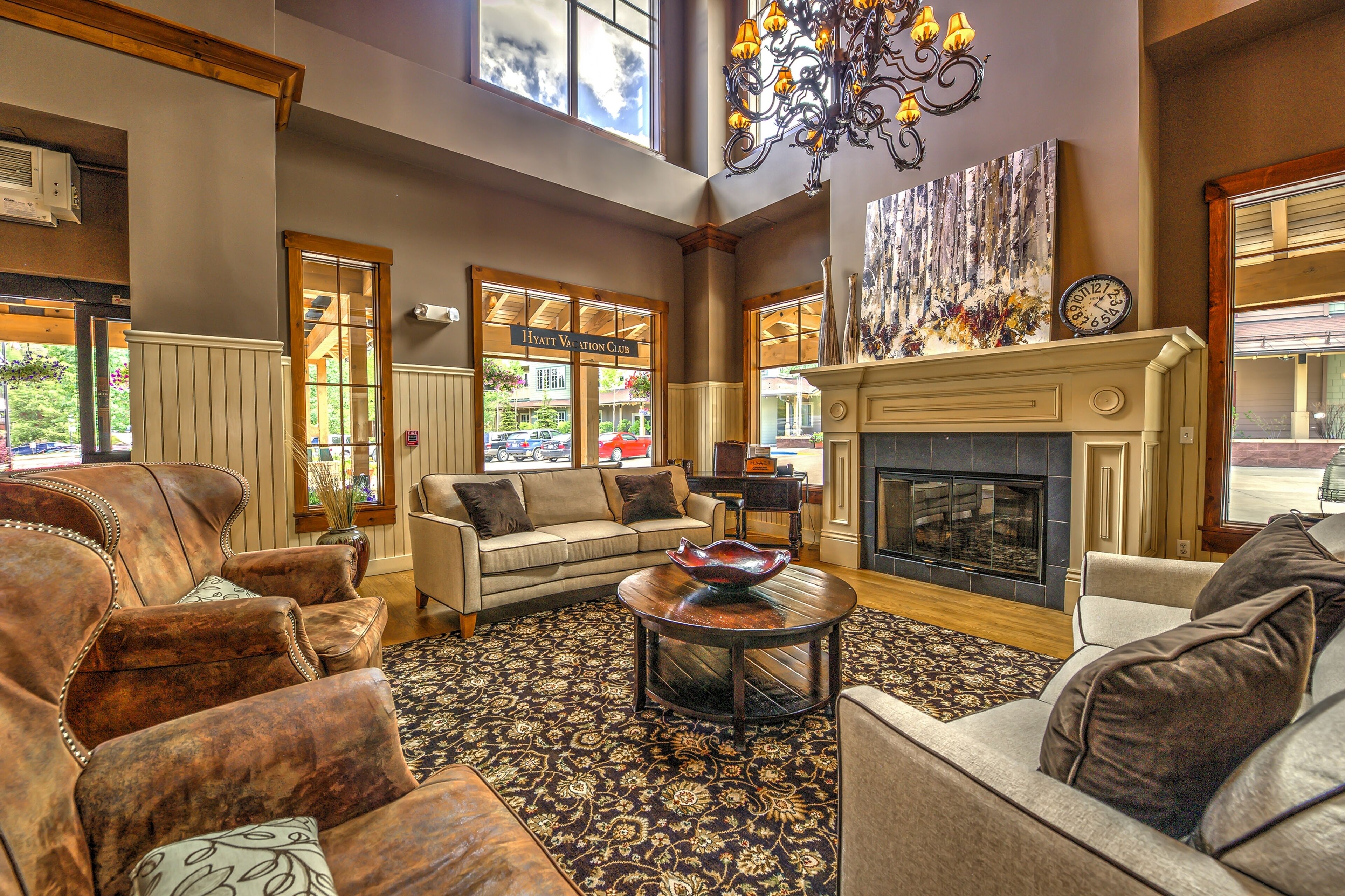 Televisión, chimenea y reproductor de DVD 