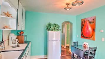 Coffee/tea maker, fridge, microwave, oven