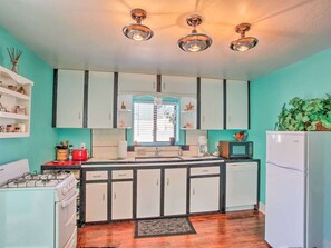 Fridge, microwave, oven, stovetop - White Spar Cottages Near Whiskey Row, Prescott Courthouse. Large Parking Area. (Prescott)