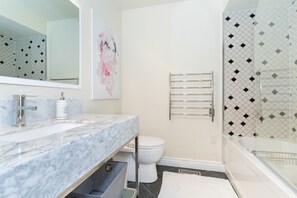 Haartrockner, Handtücher, Seife, Toilettenpapier