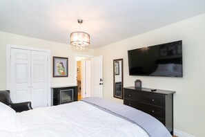 3 bedrooms, iron/ironing board, WiFi, bed sheets - Family Home in The HEART of Mississauga (Mississauga)
