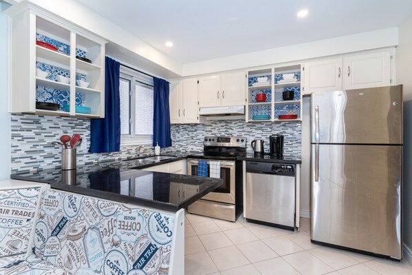 Réfrigérateur, four à micro-ondes, un four, surface de cuisson