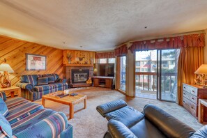 TV, fireplace, DVD player - In-town condo with ideal walk-to-lifts location, pool, hot tubs & sauna (Breckenridge)