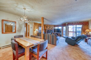 TV, fireplace, DVD player - In-town condo with ideal walk-to-lifts location, pool, hot tubs & sauna (Breckenridge)