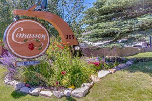 Property grounds - In-town condo with ideal walk-to-lifts location, pool, hot tubs & sauna (Breckenridge)