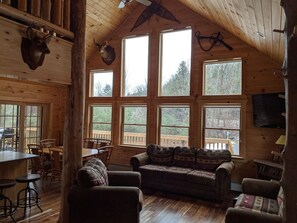 Smart TV, Hulu, DVD player, books - Escape to The Adirondack Retreat ~ Gore Skiing & Lake George! (Athol)