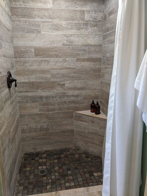 Combined shower/bathtub, hair dryer, towels, soap - Escape to The Adirondack Retreat ~ Gore Skiing & Lake George! (Athol)