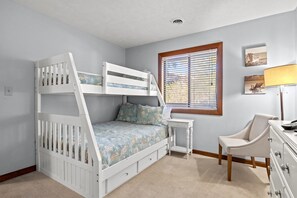 2 bedrooms, iron/ironing board, internet