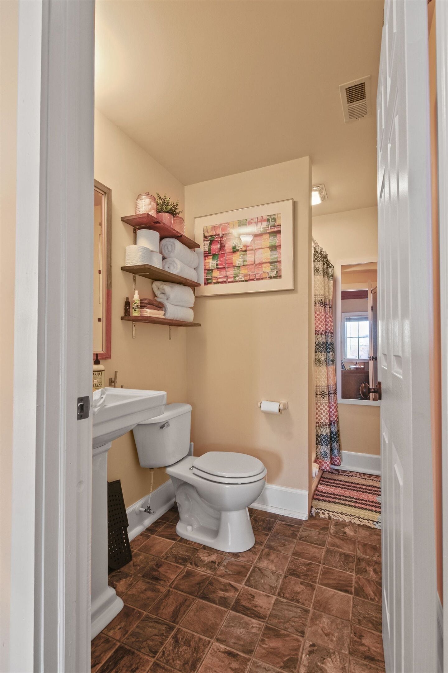 Dusch, hårtork, handdukar och tvål