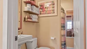 Dusch, hårtork, handdukar och tvål