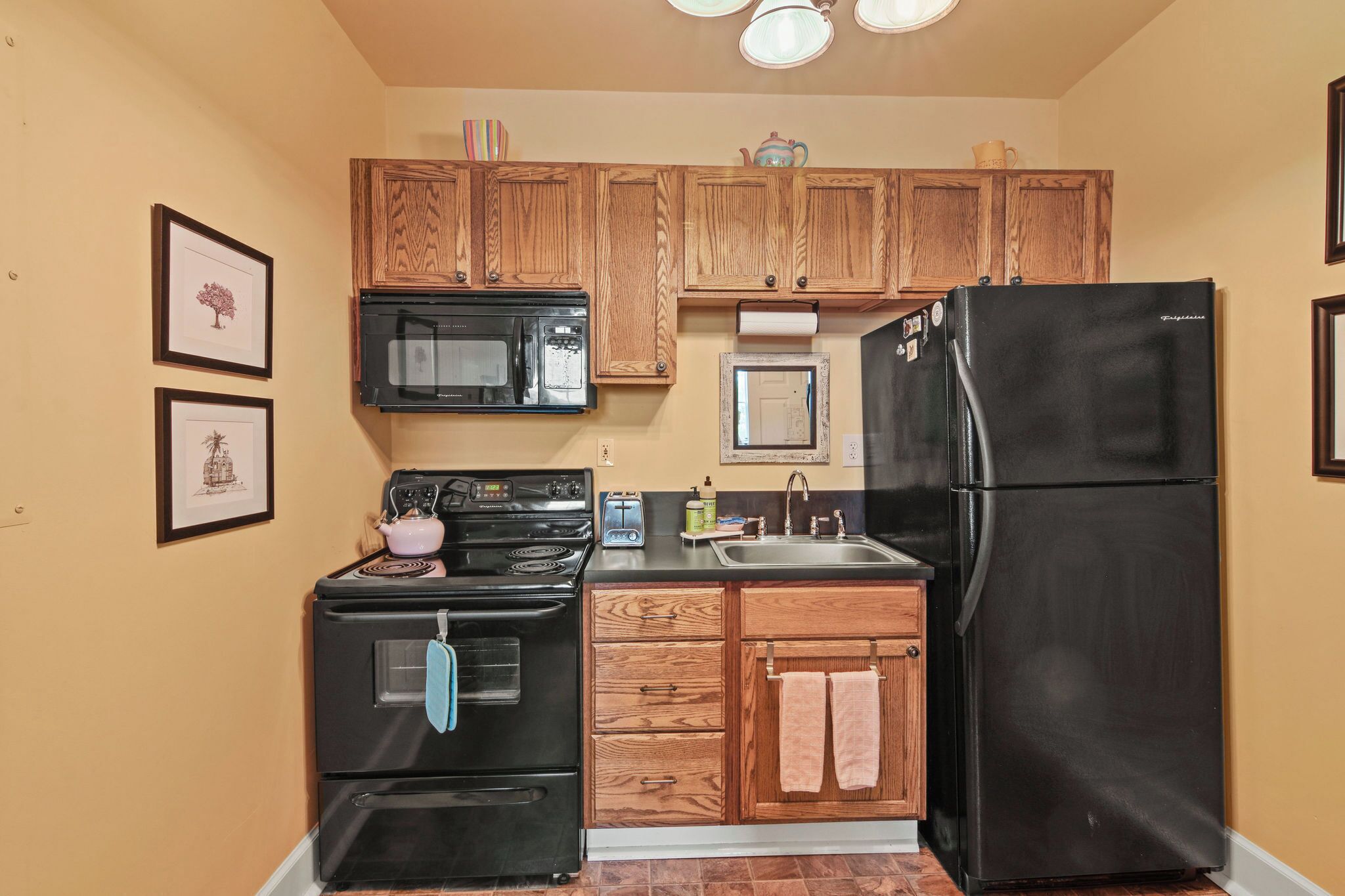 Een koelkast, een magnetron, een oven, een kookplaat