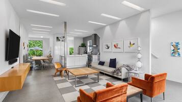 Smart-tv, pejs, bordfodbold, stereoanlæg