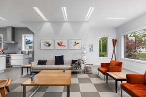 TV connectée, baby-foot, chaîne hi-fi