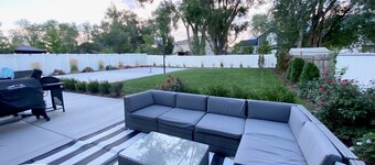 Luxury  Summer Home,  Basketball Court, Hot Tub Firepit Excellent Beds & Linens.
