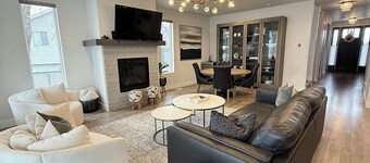 Luxury Ski House, Hot Tub, Fire pit, Basketball Court,  Excellent Beds & Linens.