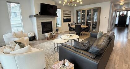 Luxury Ski House, Hot Tub, Fire pit, Basketball Court, Excellent Beds & Linens.