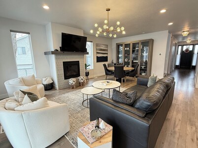 Luxury Ski House, Hot Tub, Fire pit, Basketball Court,  Excellent Beds & Linens.