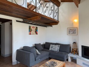 Fireplace, stereo - Villa in Il Castagno with 4 bedrooms sleeps 8 (Il Castagno)