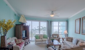 Condo, varias camas, alberca privada, vista a la playa | Sala de estar | Televisión de 42 pulgadas con canales por cable