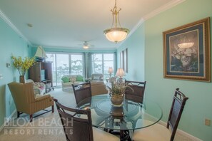 Condo, varias camas, alberca privada, vista a la playa | Sala de estar | Televisión de 42 pulgadas con canales por cable