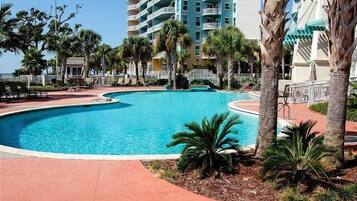 Een binnenzwembad, een buitenzwembad