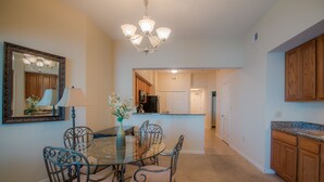 Private kitchen - Legacy II 1408 Penthouse (Gulfport)