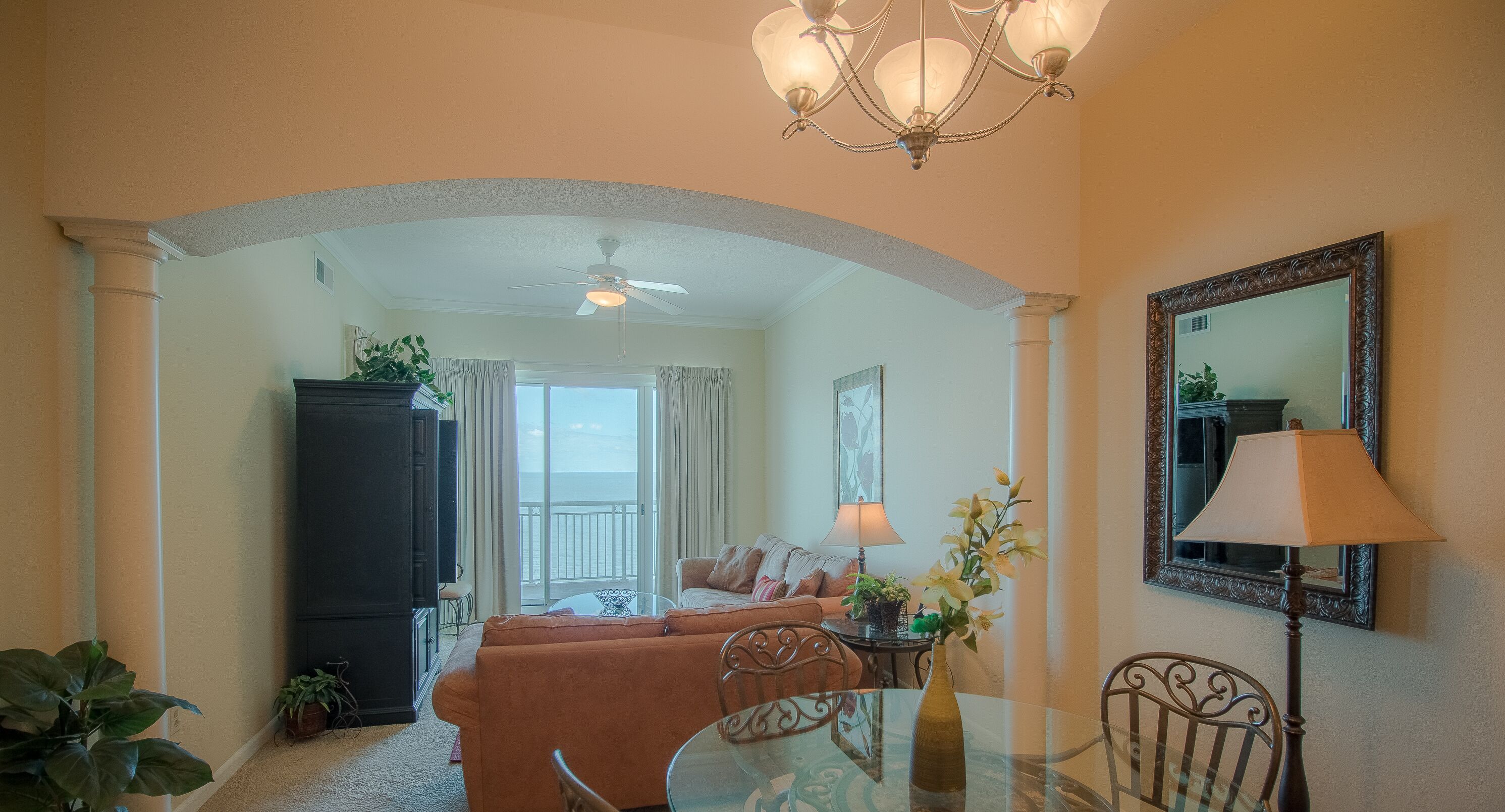 Condo, nhiều giường, hồ bơi riêng, quang cảnh bãi biển | Phòng khách | TV 42-inch có truyền hình cáp 