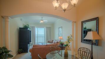 Condo, Berbilang Katil, Private Pool, Beach View | Ruang tamu | 42 inci televisyen dengan kabel