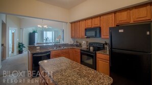 Private kitchen - Legacy II 1408 Penthouse (Gulfport)