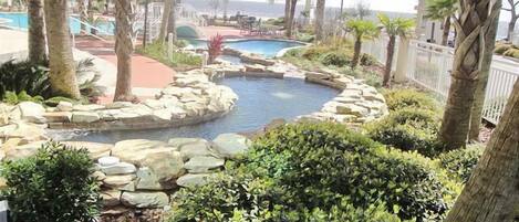 Alberca techada y alberca al aire libre