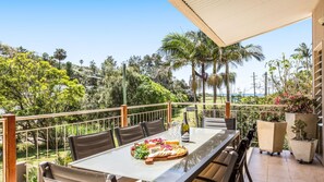 Outdoor dining - Stanwell Beach Glass House – walk to beach (Stanwell Park)