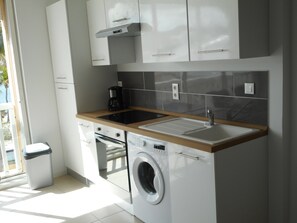 Micro-ondes, four, plaque de cuisson, cafetière/bouilloire