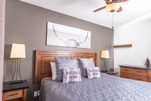 2 室のベッドルーム、アイロン / アイロン台、WiFi、ベッドシーツ