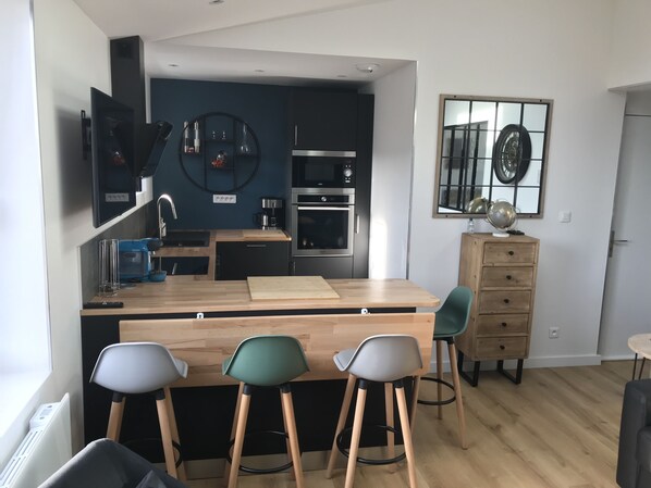 Kjøleskap, mikrobølgeovn, ovn og kokeplater