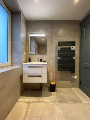 Douche, sèche-cheveux, serviettes fournies, savon