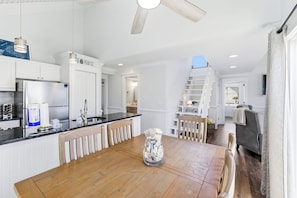 Dining - Recently updated Villa near BHI Club, South Beach and shops (Southport)