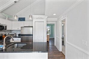 Microwave, oven, stovetop, dishwasher - Newly updated, desirable Villa next to BHI Club - Discounted Winter Rates (Southport)